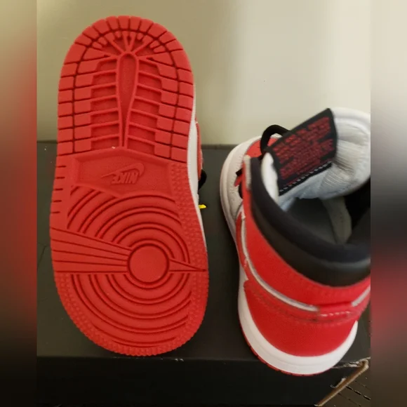 Nike Toddler Sneakers - Picture 2 of 4